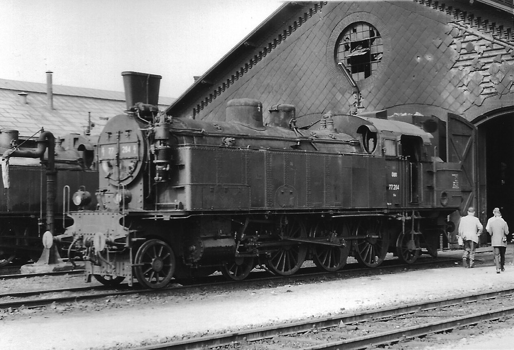 ÖBB 77.284 on shed in Vienna