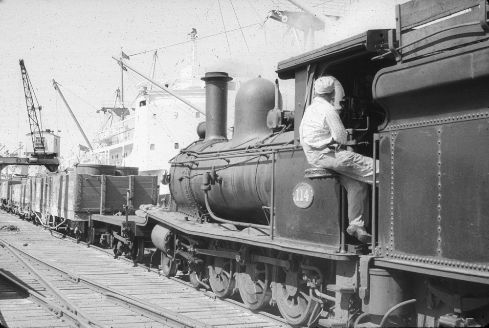 WAGR Class G114 shunting Kibbles of Ilmenite alongside Ajana