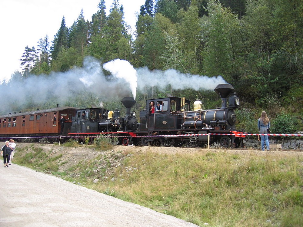 A double header in May 2004 after preservation. Photo: Anon