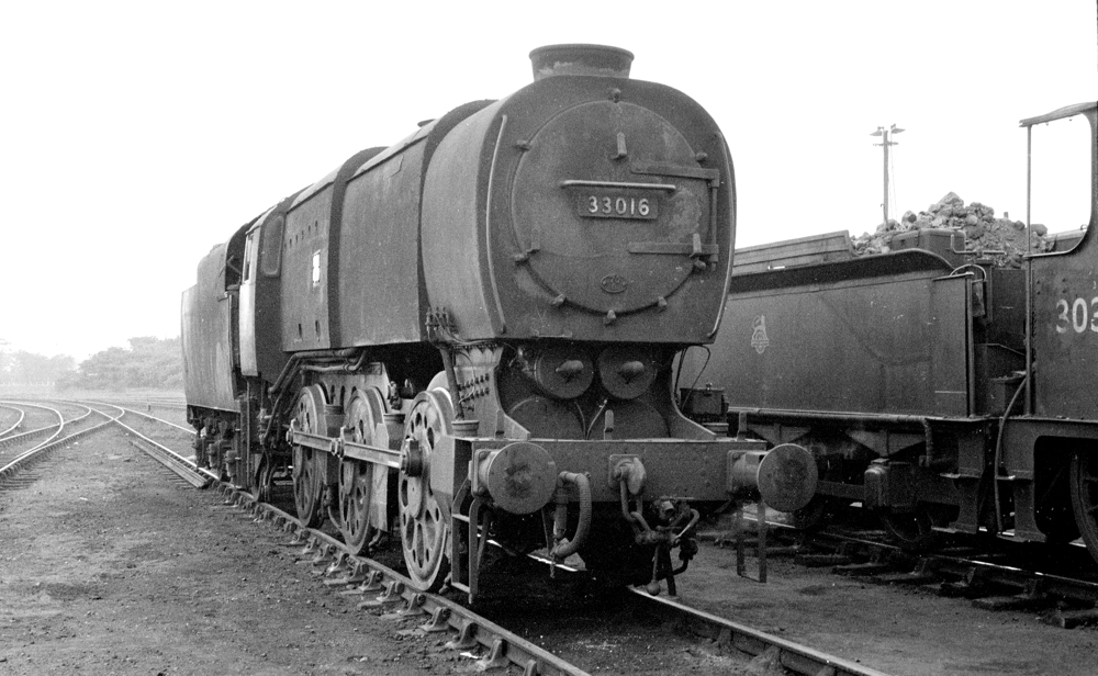 Q1 33016 at Feltham Shed