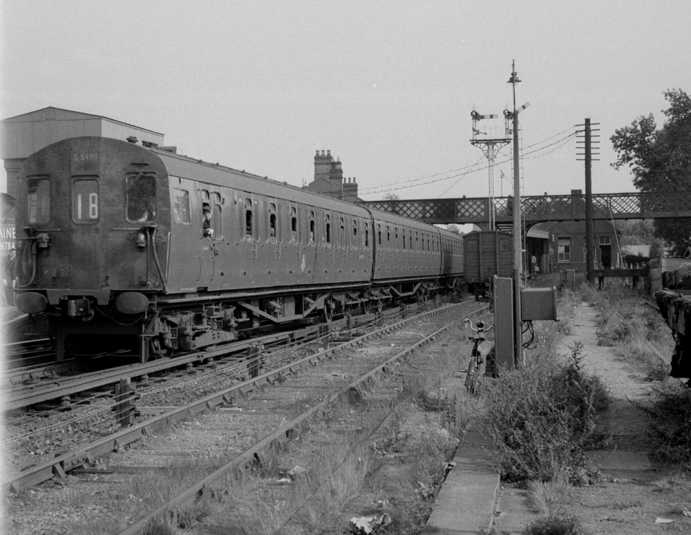 4 EPB leaves Staines for Weybridge