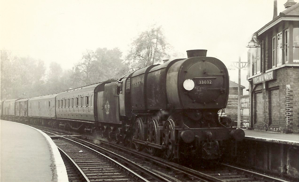 Q1 at Virginia Water + Circus train on way to Ascot